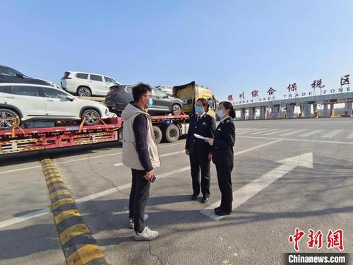 中国侨网海关工作人员查验出口国产汽车。 银川海关供图