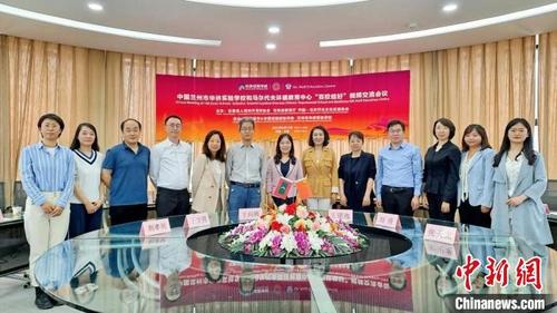 中国侨网5月12日,兰州华侨实验学校和马尔代夫环礁教育中心“百校结好”视频交流会议在兰州市举行。 甘肃省外事办供图