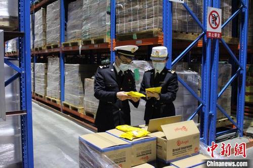 中国侨网武汉海关关员在外贸企业调研 武汉海关供图