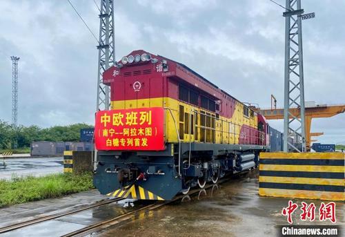中国侨网广西首趟白糖中欧班列从南宁国际铁路港发车。 覃一洺 摄
