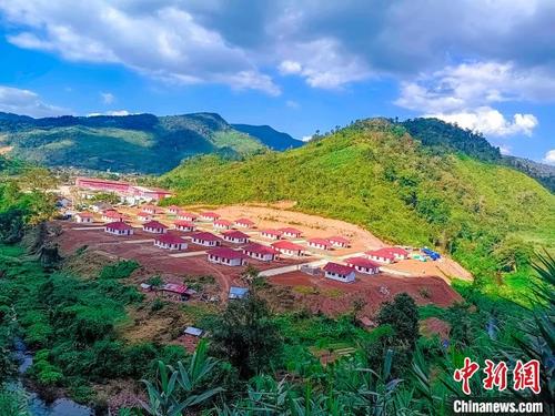 中国侨网图为中国援老挝中老铁路搬迁安居村项目远景图。　云南省建设投资控股集团有限公司供图