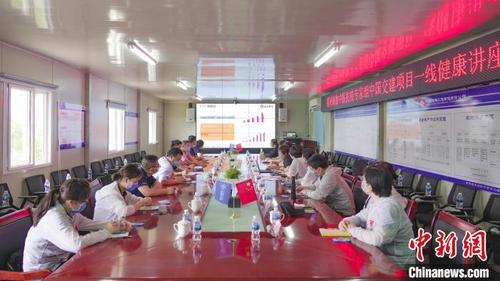 中国侨网中国援柬中医抗疫专家组为在柬中资企业举办健康讲座。 欧阳开宇 摄