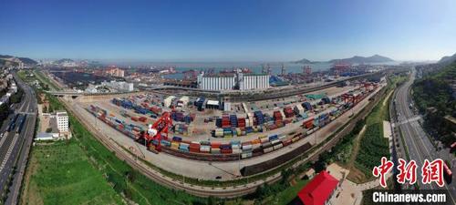 中国侨网连云港中哈物流合作基地。 杨开林 摄