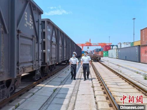 中国侨网上合示范区发出赴俄罗斯中欧班列(齐鲁号)重点企业定制化专列。 林洪丞 摄