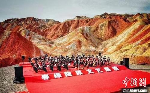 中国侨网图为大型交响曲首次走进甘肃省张掖市七彩丹霞旅游景区。(资料图) 孙来军 摄