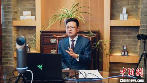 中国侨网图为中医专家、北京金台文院院长蔡传庆主任医生为香港市民开展专项抗疫防疫讲座。 招商局集团 供图 招商局集团 摄