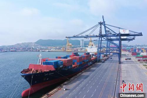 中国侨网图为“美总开罗”轮3日靠泊大连港集装箱码头进行装卸作业。　于心文　摄