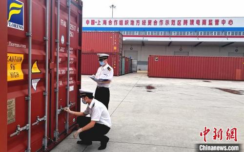 中国侨网海关关员现场监管验核中欧班列集装箱信息。 于久海 摄