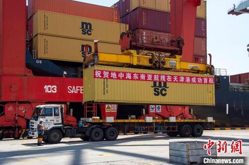 中国侨网天津港“地中海东南亚航线”正式首航。 天津港集团供图