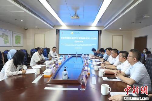 中国侨网长沙经开区党工委书记、长沙县委书记付旭明一行与埃塞俄比亚驻华大使特肖梅·托加一行举行交流座谈。 蒋炼 摄