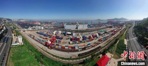中国侨网连云港中哈物流合作基地。 杨开林 摄