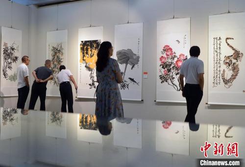 中国侨网图为“一带一路”沿线华人艺术家书画邀请展在福州开幕。 张斌 摄