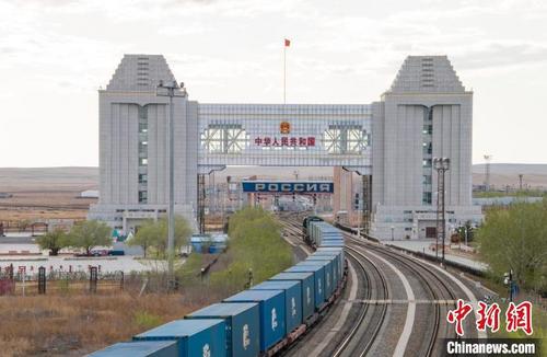 中国侨网中欧班列驶出国门。 哈铁提供