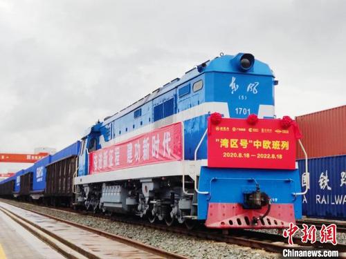 中国侨网图为“湾区号”中欧班列。 深圳海关 供图