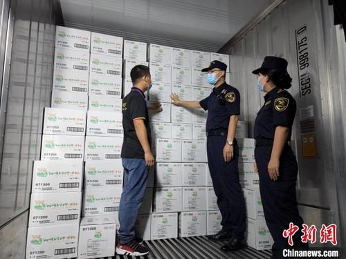 中国侨网图为集宁海关关员核对出口薯条包装信息。 呼和浩特海关供图