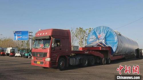 中国侨网新疆霍尔果斯口岸前8月出口风电设备451车，助力“一带一路”沿线国家绿色能源发展。　李明　摄