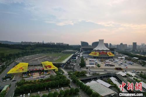 中国侨网航拍南宁国际会展中心“焕”新颜，迎接东博会。　俞靖　摄