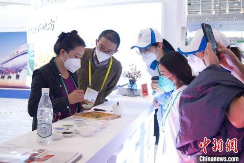中国侨网20日,第七届中国—亚欧博览会上,新疆掐丝珐琅技艺第六代传承人李华现场为观众展示才艺。 刘英 摄