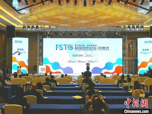 中国侨网9月22日，中国-亚欧博览会科技合作论坛在乌鲁木齐召开。　王小军　摄