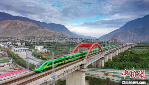 中国侨网“绿巨人”飞驰在兰渝铁路上。（资料图）　宋佳龙　摄