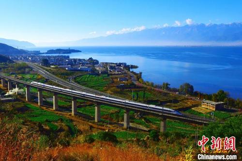 中国侨网图为云南大理洱海苍山美景。　张伟明　摄