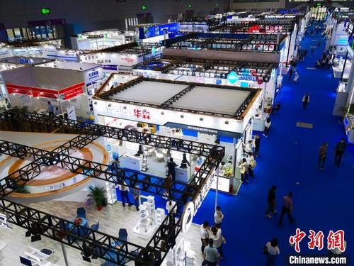 中国侨网图为第86届CMEF医博会现场。 陈文 摄