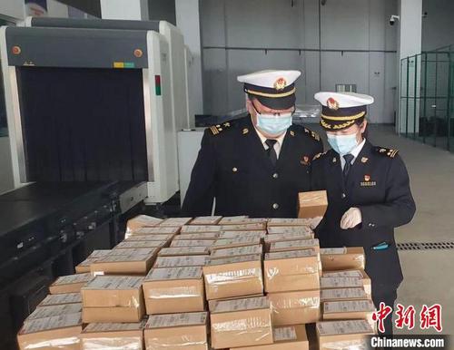 中国侨网图为兰州海关所属金城海关关员对跨境电商保税商品进行监管。(资料图) 张硕 摄