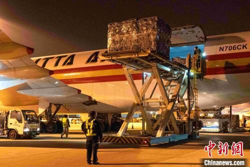 中国侨网青岛至纽约全货机航线首次开通。　青岛胶东国际机场供图