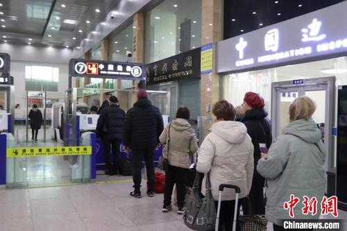 中国侨网来自俄罗斯的旅客在排队办理边检手续 郑明亚 摄