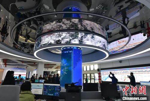 中国侨网江西省气象局“智气象空间”吸引参观者。 张斌 摄
