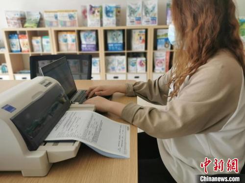 中国侨网企业人员通过单一窗口“云签发”模块自助打印出口检验检疫证书　天津海关供图