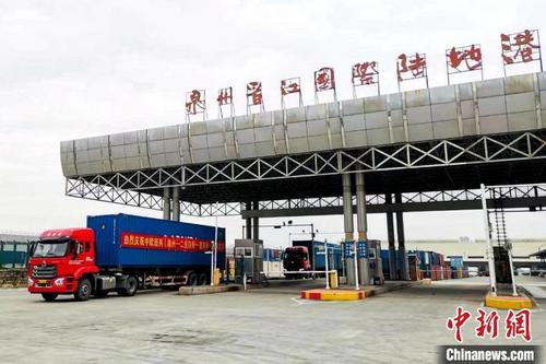 中国侨网4月18日,经海关监管放行的货物从晋江陆地港前往始发站兴泉铁路黄塘站。 柯珊蓉 摄