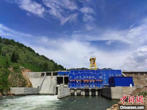 中国侨网2021年7月，由中国水利电力对外有限公司承建的哈萨克斯坦图尔古松水电站实现全部机组投产发电。　图尔古松水电站供图