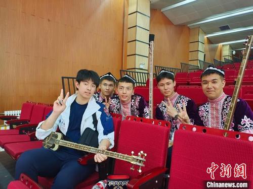 中国侨网上海台商子女学校学生与阿克苏一中学生合影留念。 吴智萍 摄