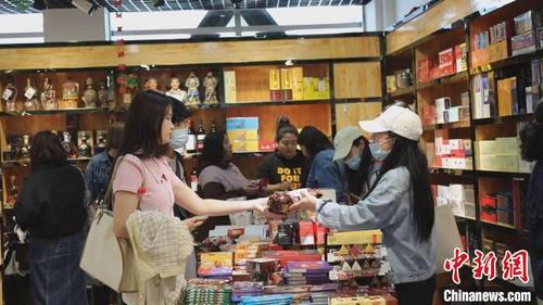 中国侨网中哈霍尔果斯国际边境合作中心迎来旅游购物旺季。 李明 摄