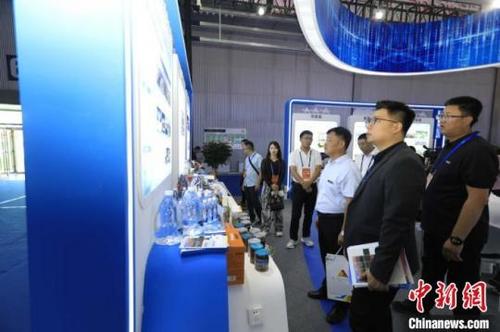 中国侨网8月17日，2023(中国)亚欧商品贸易博览会在新疆国际会展中心开幕，喀什地区98家企业携带547种产品参展。陈文军 摄