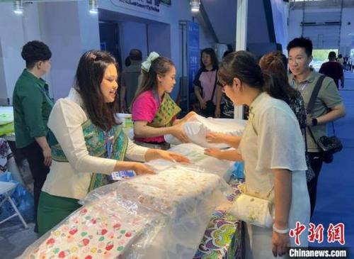 中国侨网8月25日,在中国—东北亚博览会上,东南亚国家展位售卖的商品受到欢迎。郭佳 摄