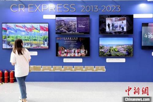 中国侨网图为“一带一路”倡议十周年影视图片展现场。张远 摄
