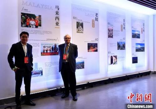 中国侨网9月24日,第十届丝绸之路国际电影节国别展特别活动在福建省福州市开幕,图为马来西亚国家电影发展局主席卡米尔·奥斯曼(右)与马来西亚制片人许康文(左)合影。中新社记者 吕明 摄