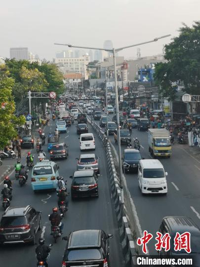 中国侨网图为雅加达中区丹拿阿帮批发市场前道路车流。　林永传　摄