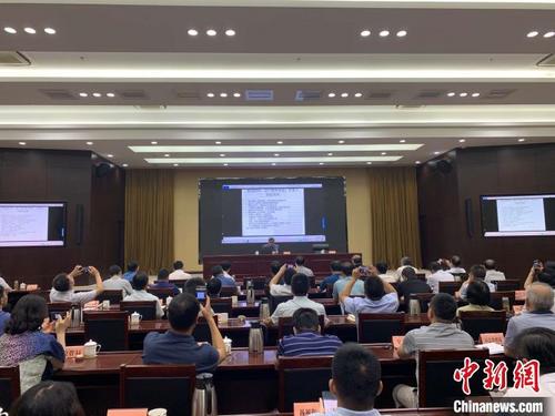 中国侨网8月23日,“健康扬州大讲坛”启动,曾光开讲“新冠疫情防控新常态”。 崔佳明 摄