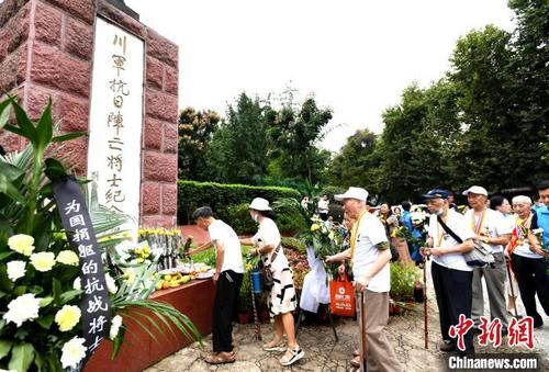中国侨网向牺牲的抗日烈士敬献鲜花。　安源　摄