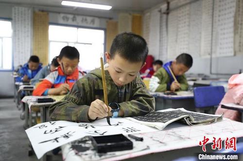 中国侨网甘肃通渭的小朋友们正在练习书法。　于晶　摄