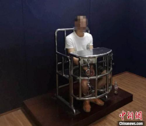 中国侨网犯罪嫌疑人接受警方调查。沈阳市公安局供图