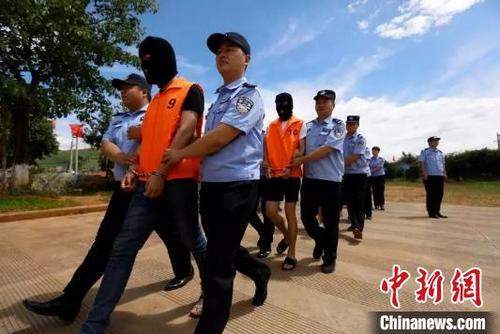中国侨网图为湖北安陆警方抓获跨国电信诈骗犯罪集团成员(资料图) 湖北安陆市公安局供图