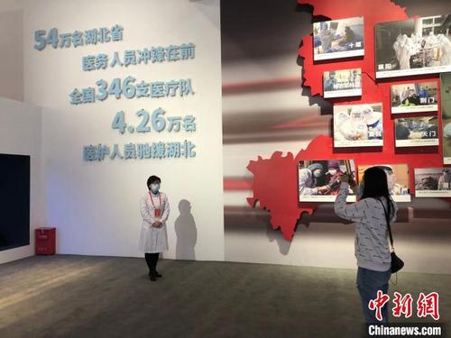 中国侨网受邀观展的援鄂医疗队员代表在展览区留影。梁婷　摄
