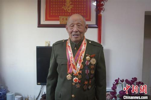 中国侨网图为佩戴着军功章的齐振荣老人。　乌娅娜　摄