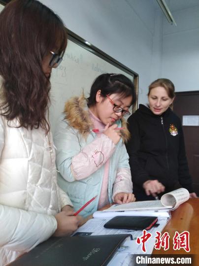 中国侨网图为伊琳娜课堂教学中。 伊琳娜供图