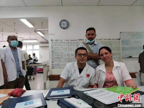 中国侨网东帝汶目前仅有的两位泌尿外科医生（左一为刘小勇，右一为来自古巴的泌尿外科医生）。刘小勇 供图