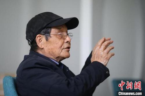 中国侨网老人不惧往昔的伤痛,总是一遍遍把这段历史说给年轻人们听,“唯有和平才能家国兴旺!” 泱波 摄